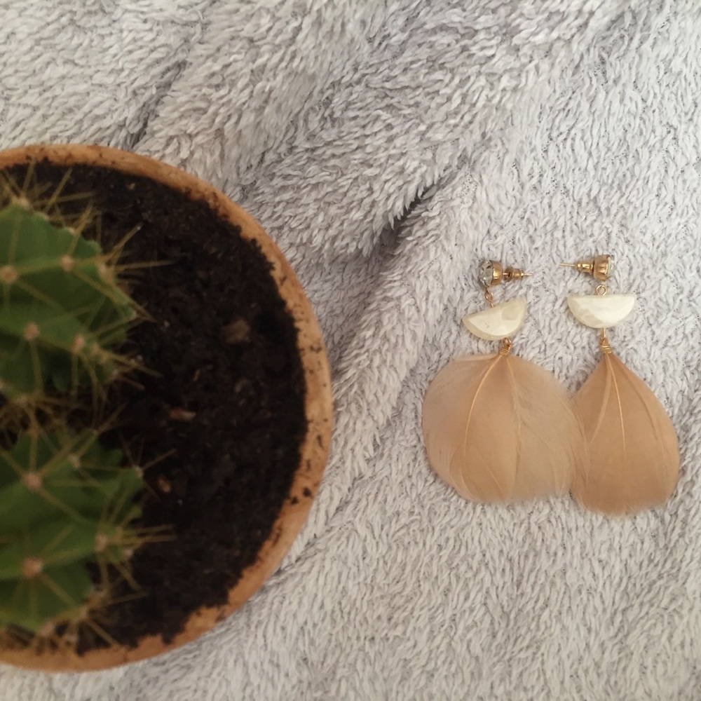 FEATHER EARRINGS - Picture 2 of 3